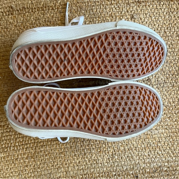 Women’s White Vans- Low Top Ward Sneaker - Picture 7 of 9